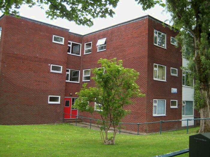 2 Bedroom Flat To Rent In Lisburne Lane, Stockport, SK2