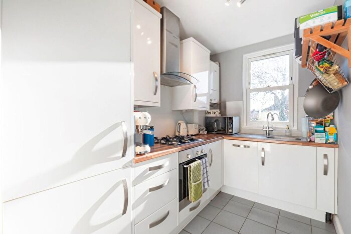 2 Bedroom Flat For Sale In Kings Road, Richmond, TW10
