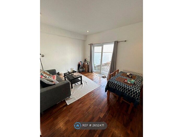 1 Bedroom Flat To Rent In York Road, London, SW11