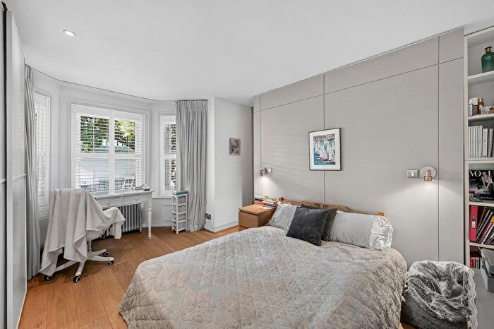 3 Bedroom Flat To Rent In Park House, Richmond Hill, TW10