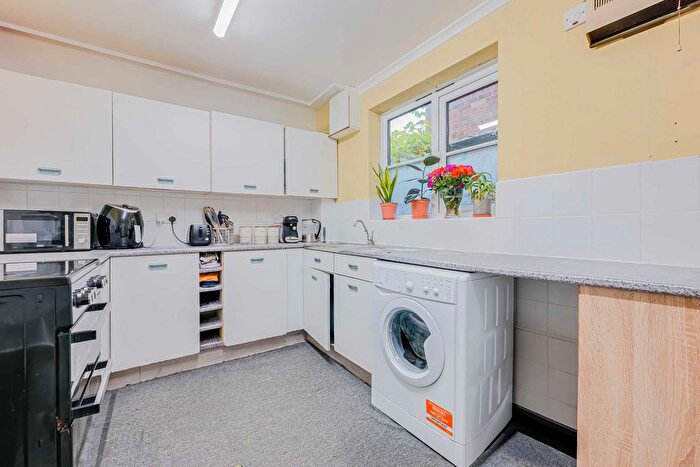 2 Bedroom Flat For Sale In Kent View Road, Basildon, SS16