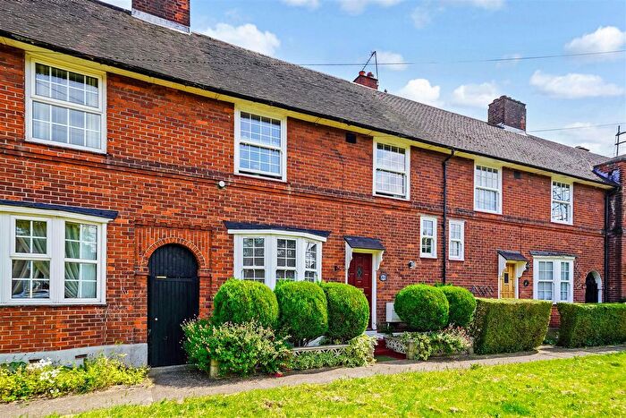 3 Bedroom Terraced House For Sale In The Roundway, Tottenham, N17