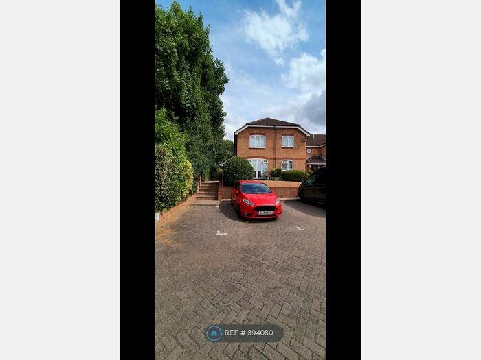 2 Bedroom Flat To Rent In Highfield, Watford, WD25