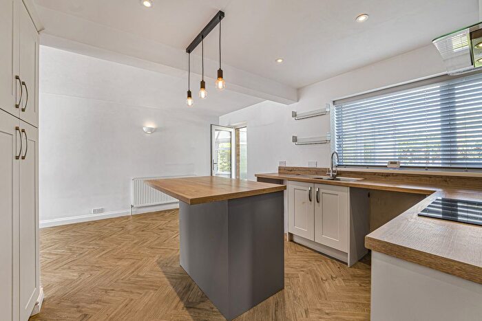 3 Bedroom Detached House For Sale In Holland Park, Barton-Under-Needwood, DE13