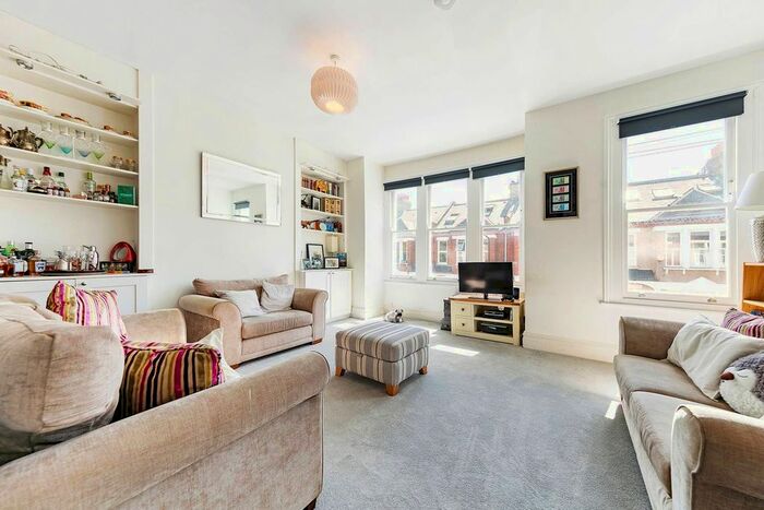 2 Bedroom Flat To Rent In Hazelbourne Road, Balham, London, SW12