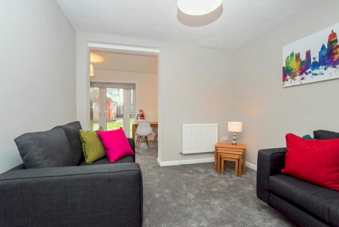 4 Bedroom Semi-Detached House To Rent In Warwick Avenue, Beeston, Nottingham, NG9