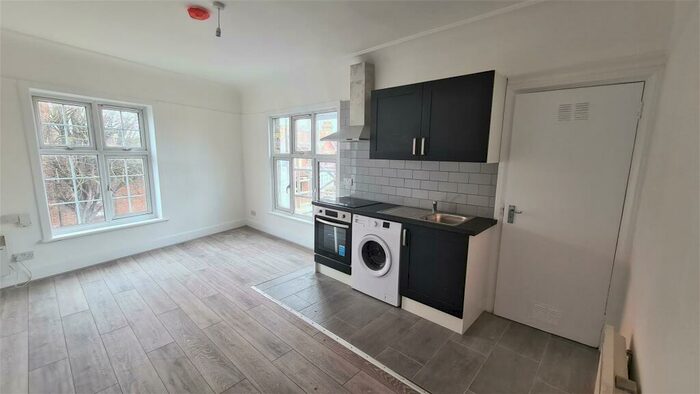 1 Bedroom Flat To Rent In Green Lanes, Palmers Green, N13