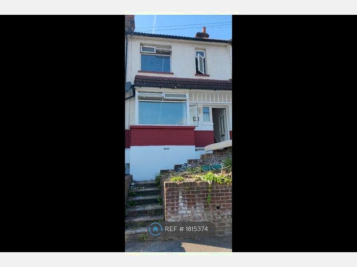 3 Bedroom Terraced House To Rent In Elm Avenue, Chatham, ME4