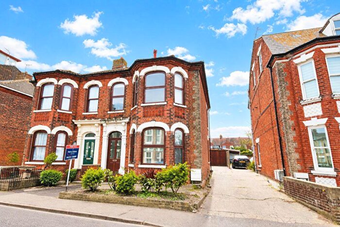 3 Bedroom Semi-Detached House For Sale In Upper Cliff Road, Gorleston, NR31