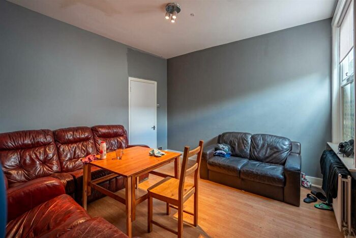 3 Bedroom Terraced House For Sale In Grange Avenue, London, N12