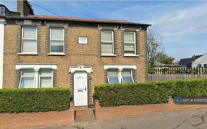 3 Bedroom End Of Terrace House To Rent In Sydenham Road, Croydon, CR0