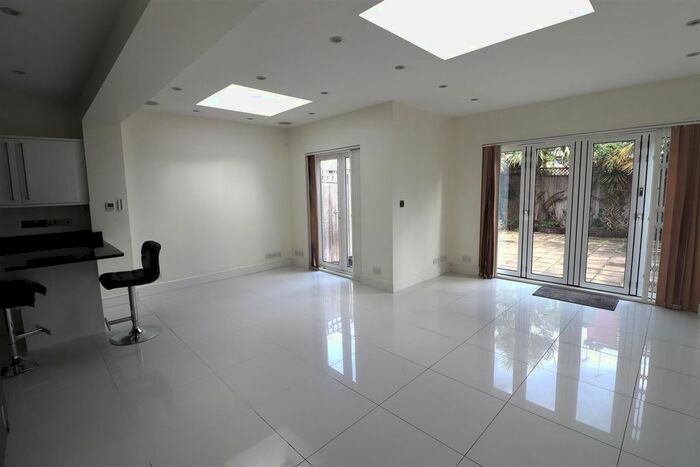 5 Bedroom Property To Rent In Gainsborough Gardens, NW11