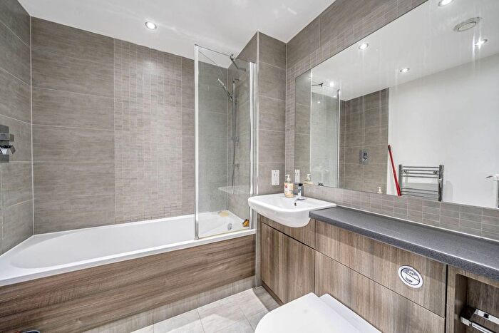 2 Bedroom Flat To Rent In East Drive, Colindale, London, NW9