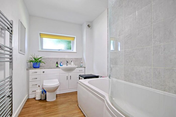 2 Bedroom Flat For Sale In Woodlands Close, Crawley Down, RH10