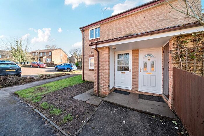 2 Bedroom Flat To Rent In Colwell Gardens, Haywards Heath, West Sussex, RH16