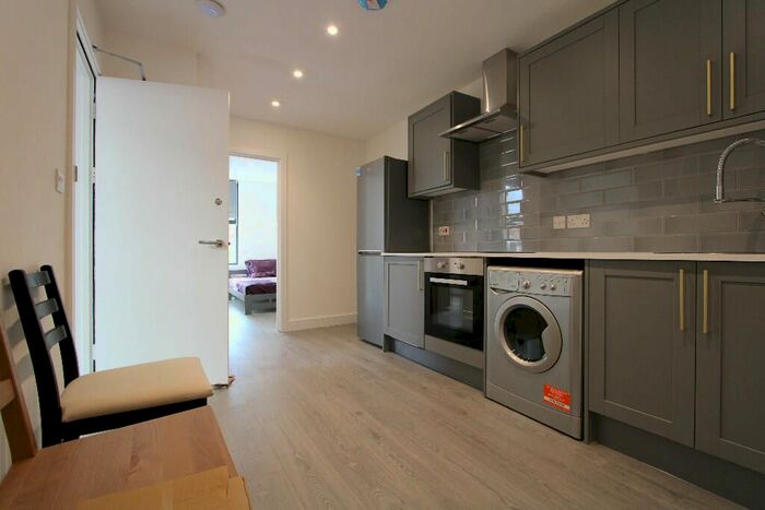3 Bedroom Flat To Rent In Parkgate Rd, Battersea, SW11
