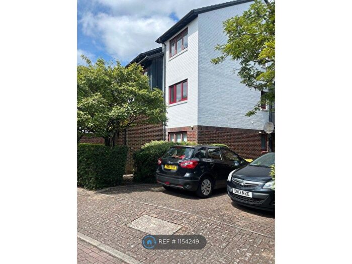 1 Bedroom Flat To Rent In Marina Approach, Hayes, UB4
