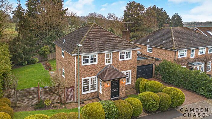 4 Bedroom Detached House For Sale In Greenacre Close, Hadley Highstone, EN5