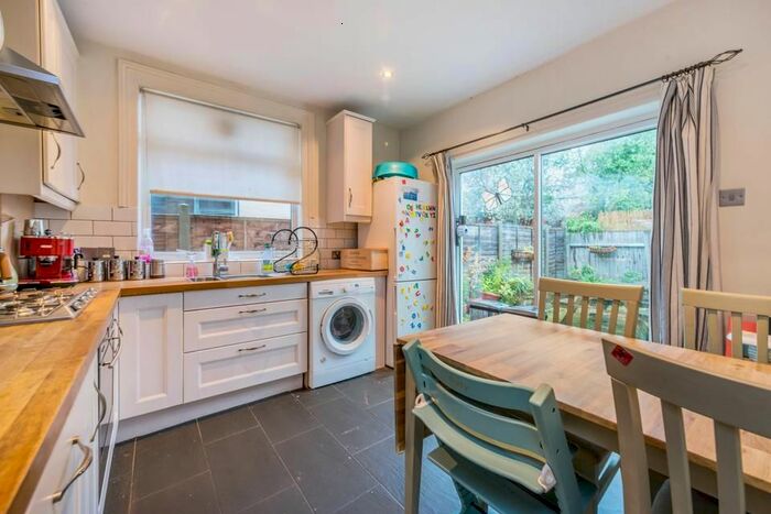 2 Bedroom Flat To Rent In Woodbury Street, London SW17