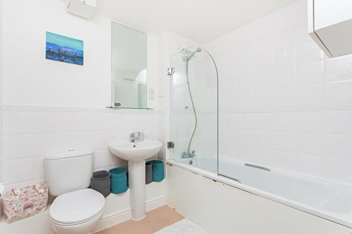 2 Bedroom Apartment For Sale In Simpson Close, Croydon, CR0