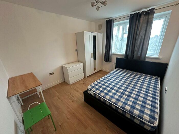 Flat To Rent In Montrose Avenue, Edgware, HA8