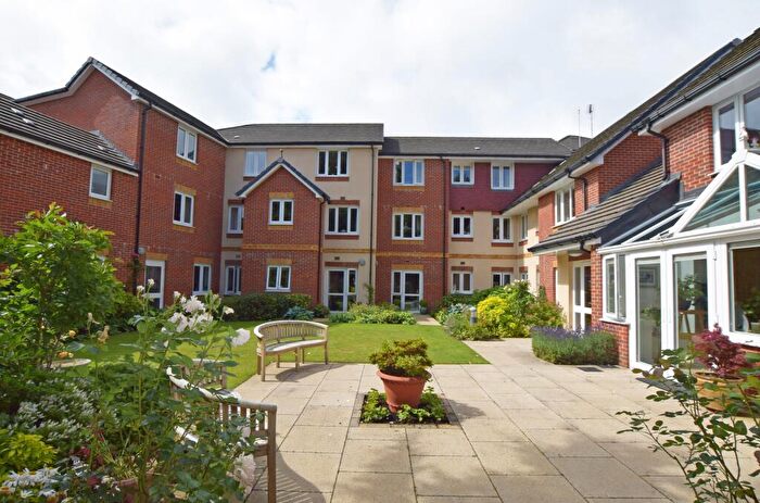 1 Bedroom Apartment For Sale In Clover Leaf Court, Ackender Road, Alton, Hampshire, GU34