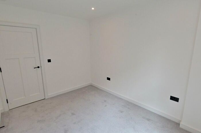 2 Bedroom Flat To Rent In Brook Street, Kingston Upon Thames, Surrey, KT1