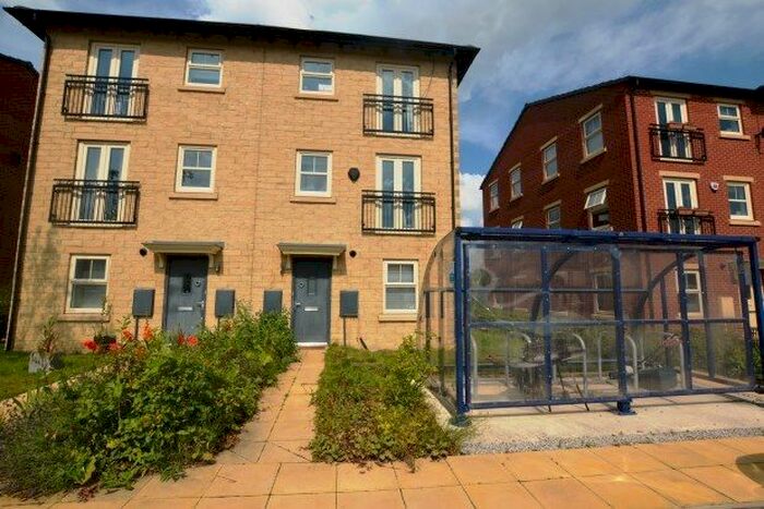 2 Bedroom Property To Rent In Holts Crest Way, Leeds, LS12