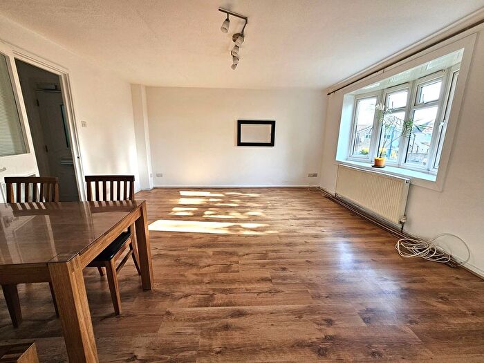 2 Bedroom Flat To Rent In Buckingham Avenue, Perivale, Greenford, UB6