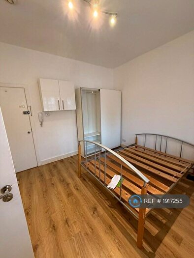 Studio To Rent In Station Road, London, NW4