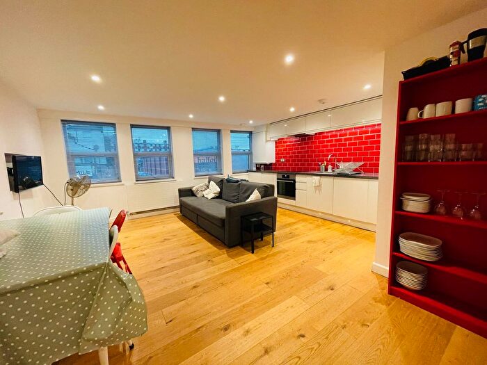 3 Bedroom Flat To Rent In Balham High Road, London, SW17