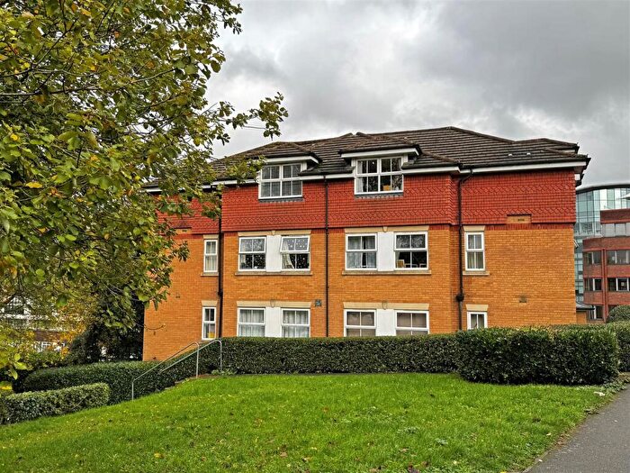 2 Bedroom Flat For Sale In Chapel Road, Redhill, RH1