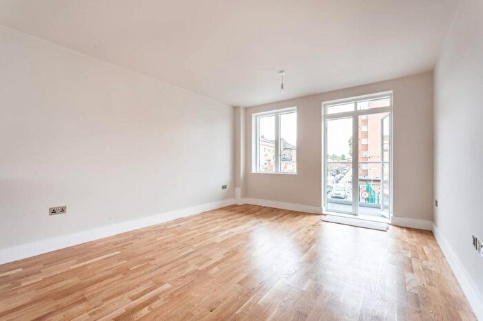 2 Bedroom Flat To Rent In Walworth Road, Elephant And Castle, London, SE17