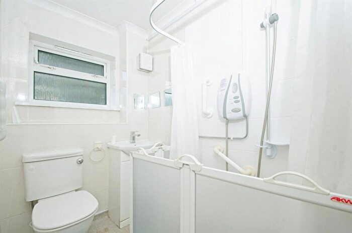 2 Bedroom Flat For Sale In Curlew Close, Cardiff, CF14
