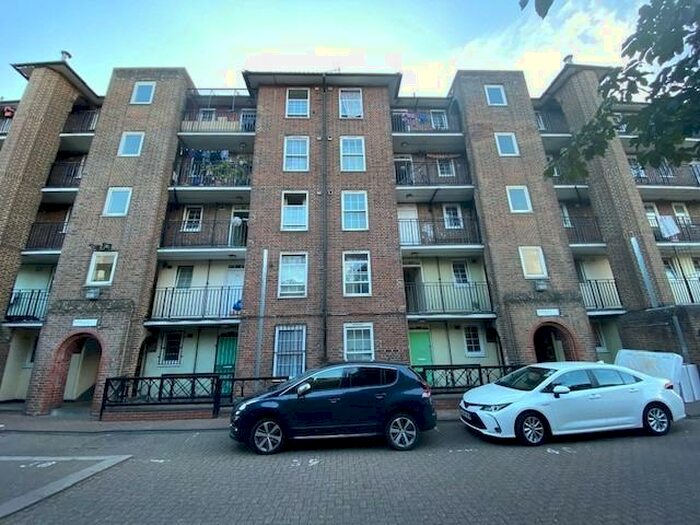 3 Bedroom Flat To Rent In Hollybush Gardens, Bethnal Green, E2