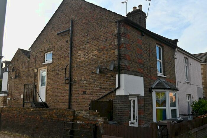 2 Bedroom Maisonette To Rent In Rochford Road, Old Moulsham, Chelmsford, CM2