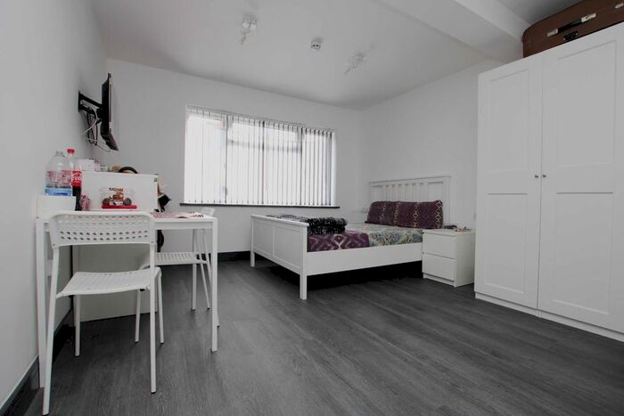 Studio To Rent In Wellington Avenue, Hounslow, TW3