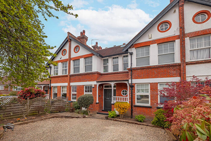 3 Bedroom Flat For Sale In Cranes Drive, Surbiton, KT5