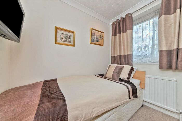 3 Bedroom End Of Terrace House For Sale In Handcross Road, Luton, LU2