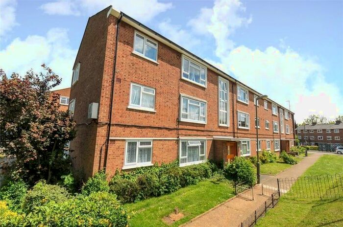 2 Bedroom Flat To Rent In Morris Gardens, London, SW18