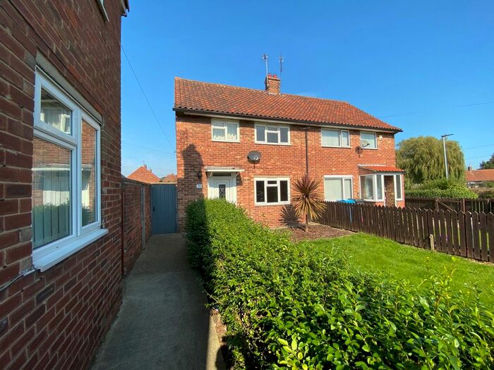 3 Bedroom Semi-Detached House To Rent In Tweed Grove, Hull, HU8