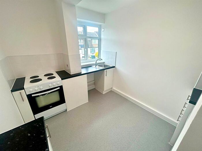 2 Bedroom Flat To Rent In Somerset Gardens, Hornchurch, RM11