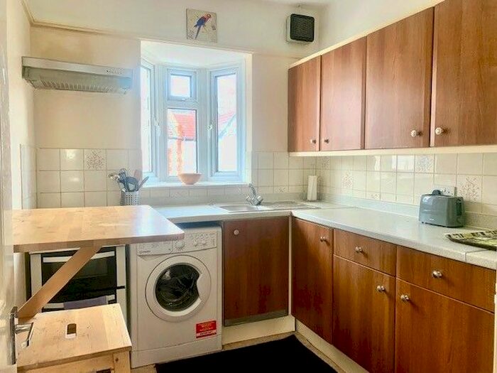 2 Bedroom Flat To Rent In Kingsway, Mortlake, London, SW14