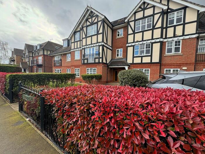 2 Bedroom Flat To Rent In Regal Court, Holders Hill Road, Mill Hill, NW7