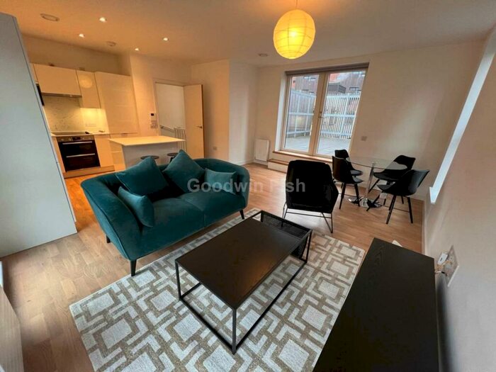 3 Bedroom Town House To Rent In Lockgate Mews, Manchester, M4