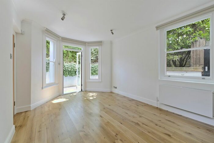 3 Bedroom Flat To Rent In St. Quintin Avenue, London, W10