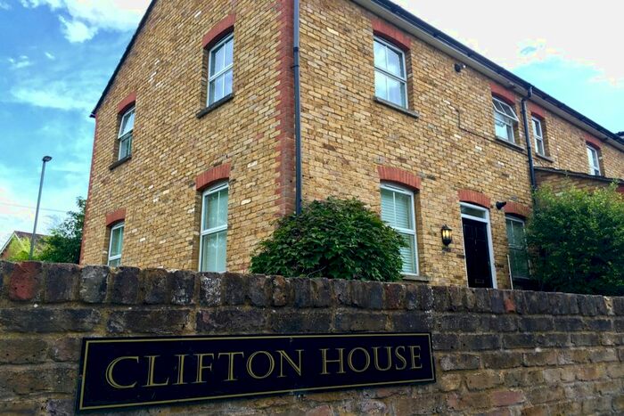 2 Bedroom Flat To Rent In Clifton House Middle Hill, Egham, Surrey TW20