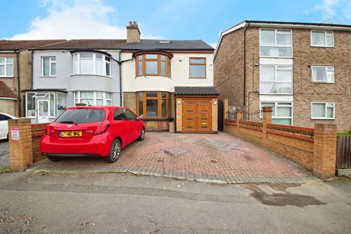 4 Bedroom End Terrace House For Sale In Jutsums Lane, Romford, RM7
