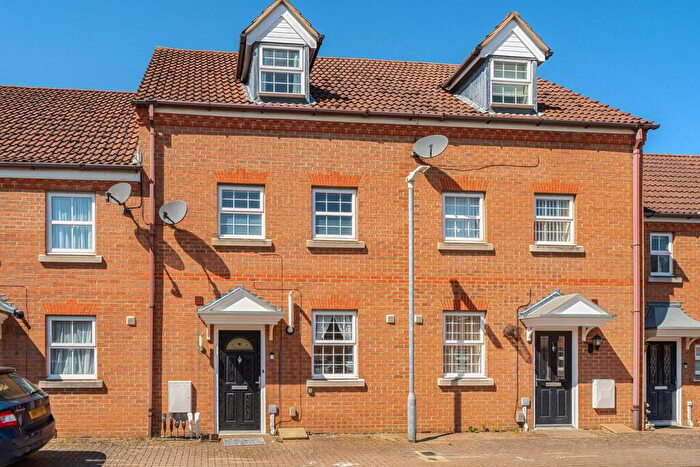 3 Bedroom Town House For Sale In Nightingale Mews, Shefford, SG17