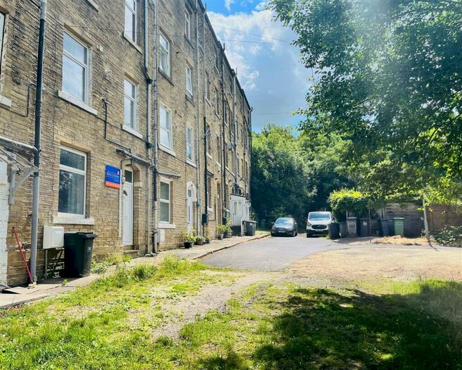 2 Bedroom Terraced House For Sale In Whitegate Road, Newsome, Huddersfield, HD4